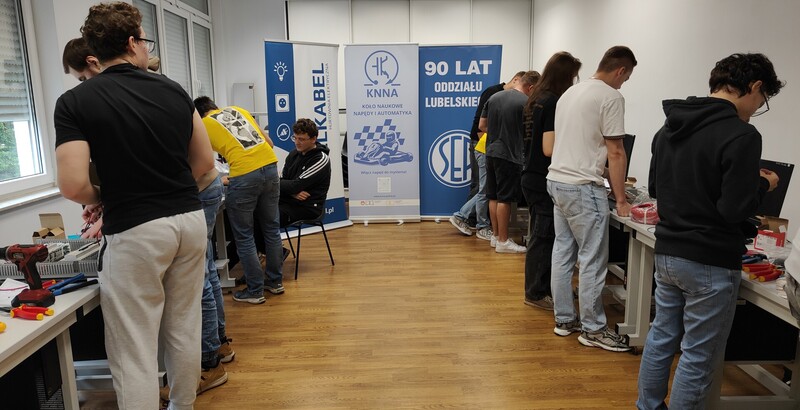 Praktyczne szkolenie z łączenia szaf sterowniczych dla studentów WEIiI