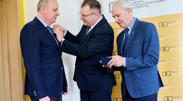 Wręczenie odznak członkom SEP podczas konferencji SNEiI